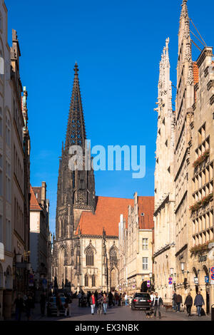 DEU, Germania, Renania Settentrionale-Vestfalia, Muenster, case sul mercato Prinzipal, vista sulla chiesa Lamberti, sulla destra t Foto Stock