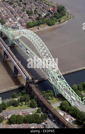 Vista aerea del ponte di Runcorn nel Cheshire, Regno Unito Foto Stock