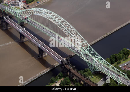 Vista aerea del ponte di Runcorn nel Cheshire, Regno Unito Foto Stock