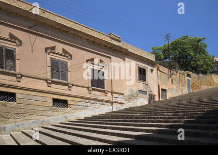 I gradini ripidi sono ovunque nel centro storico della città di Naro sicilia Foto Stock