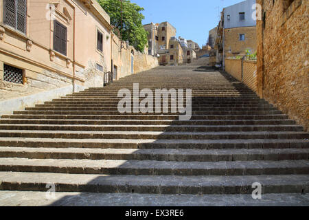 I gradini ripidi sono ovunque nel centro storico della città di Naro sicilia Foto Stock