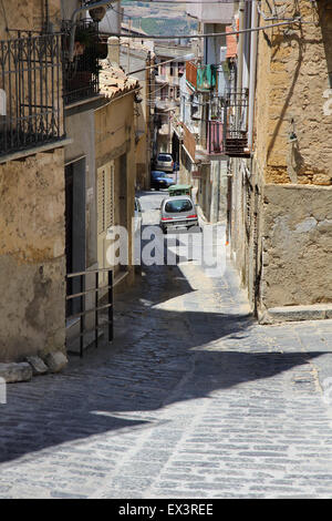 Le strette vie del centro storico della città di Naro sicilia Foto Stock