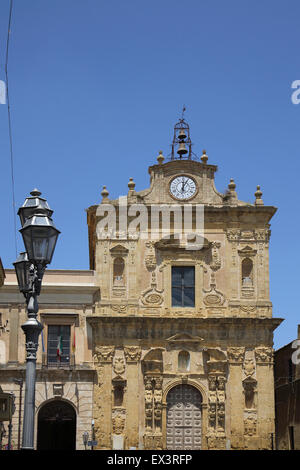 Il municipio e il centro storico della città di Naro sicilia Foto Stock