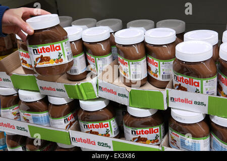 Le scorte di Nutella vasi in un supermercato Foto Stock