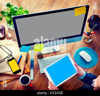 Imprenditore dispositivi digitali utilizzando il concetto di lavoro Foto Stock