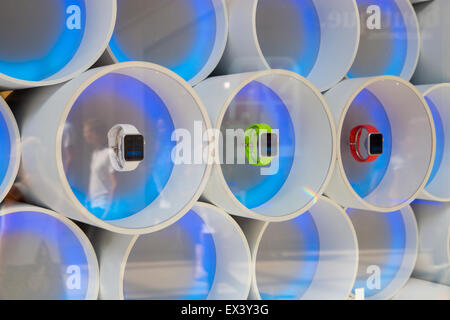 Stock Photo - Nuovo Apple Display orologio nel negozio Apple finestra, Leeds, Regno Unito. Foto Stock