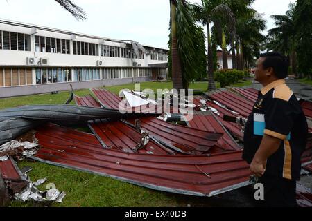 Kota Kinabalu, Malaysia. 6 Luglio, 2015. La foto scattata il 6 luglio 2015 mostra danneggiato il tetto di un edificio in una scuola di Kota Kinabalu, la capitale dello stato di Sabah, Malesia. Rovesci di pioggia hit Sabah Stato recentemente. Credito: Xinhua/Alamy Live News Foto Stock