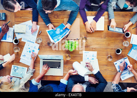 Un gruppo di uomini di affari che in una riunione Foto Stock