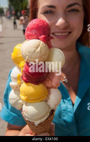 Berlino, Germania. 01 Luglio, 2015. Illustrazione - 27-anno-vecchio Nicole pone con un gigante di pila di gelato scoop di Berlino, Germania, 01 luglio 2015. Foto: Paolo Zinken/dpa/Alamy Live News Foto Stock