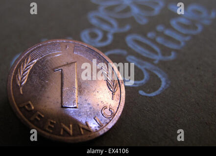 Dortmund, Germania. 02Luglio, 2015. Un tedesco penny moneta è raffigurato accanto a un timbro impronta che recita "Viel Glueck' (lit. Buona fortuna) di Dortmund in Germania, 02 luglio 2015. Foto: Ina Fassbender/dpa/Alamy Live News Foto Stock