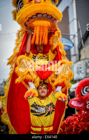 Spettacolo di danza del Leone durante il 'Kirab Budaya Cap Go Meh Bandung 2015' (2015 Bandung Lantern Festival Cultural Parade) a Bandung City, Indonesia. Foto Stock