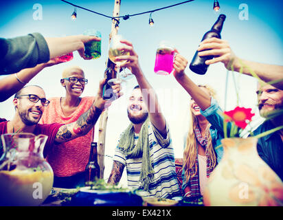 Spiaggia celebrazione Cheers amicizia divertimento estivo cena Concept Foto Stock