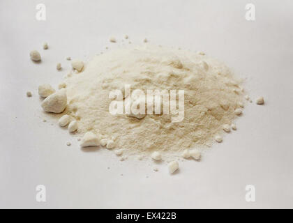 14 grammi (1/2oz) di MDA (3,4-Methylenedioxyamphetamine; nome della strada: "alleato") crystal, fine color avorio polvere cristallina. Prima sintetizzato da G. Mannish e W. Jacobson nel 1910, MDA è un sintetico empathogen simile a sua sorella MDMA (ecstasy), sebbene MDA tende a causare più effetti psichedelici quali allucinazioni. Una dose di ricreazione di MDA è comunemente compreso tra 100 e 160 mg. Foto Stock