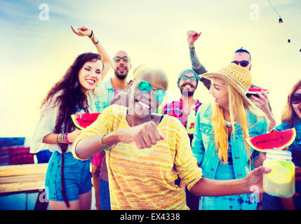 Gli adolescenti amici Beach Party felicità Concept Foto Stock