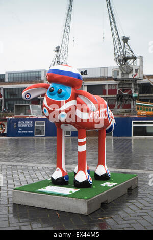 Bristol, Regno Unito. 6 Luglio, 2015. 70 sculture giganti della Ardman carattere animazione Shaun le pecore sono state poste tutte intorno alla città di Bristol. Ognuna di esse è stata decorata individualmente e sponsorizzato. L obiettivo è quello di raccogliere fondi per il grande appello, il Bristol ospedale per bambini della carità che supporta i bambini malati e neonati. Credito: Signor Standfast/Alamy Live News Foto Stock