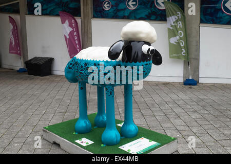 Bristol, Regno Unito. 6 Luglio, 2015. 70 sculture giganti della Ardman carattere animazione Shaun le pecore sono state poste tutte intorno alla città di Bristol. Ognuna di esse è stata decorata individualmente e sponsorizzato. L obiettivo è quello di raccogliere fondi per il grande appello, il Bristol ospedale per bambini della carità che supporta i bambini malati e neonati. Credito: Signor Standfast/Alamy Live News Foto Stock