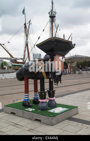 Bristol, Regno Unito. 6 Luglio, 2015. 70 sculture giganti della Ardman carattere animazione Shaun le pecore sono state poste tutte intorno alla città di Bristol. Ognuna di esse è stata decorata individualmente e sponsorizzato. L obiettivo è quello di raccogliere fondi per il grande appello, il Bristol ospedale per bambini della carità che supporta i bambini malati e neonati. Credito: Signor Standfast/Alamy Live News Foto Stock