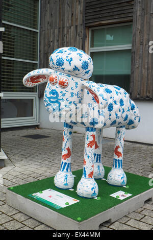 Bristol, Regno Unito. 6 Luglio, 2015. 70 sculture giganti della Ardman carattere animazione Shaun le pecore sono state poste tutte intorno alla città di Bristol. Ognuna di esse è stata decorata individualmente e sponsorizzato. L obiettivo è quello di raccogliere fondi per il grande appello, il Bristol ospedale per bambini della carità che supporta i bambini malati e neonati. Credito: Signor Standfast/Alamy Live News Foto Stock