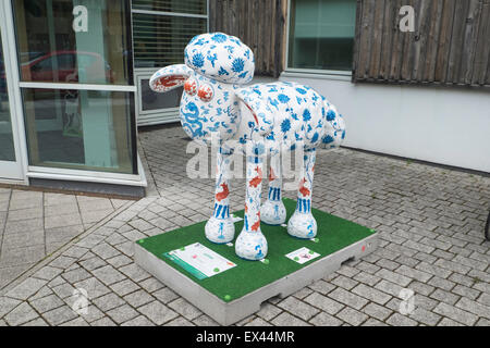 Bristol, Regno Unito. 6 Luglio, 2015. 70 sculture giganti della Ardman carattere animazione Shaun le pecore sono state poste tutte intorno alla città di Bristol. Ognuna di esse è stata decorata individualmente e sponsorizzato. L obiettivo è quello di raccogliere fondi per il grande appello, il Bristol ospedale per bambini della carità che supporta i bambini malati e neonati. Credito: Signor Standfast/Alamy Live News Foto Stock