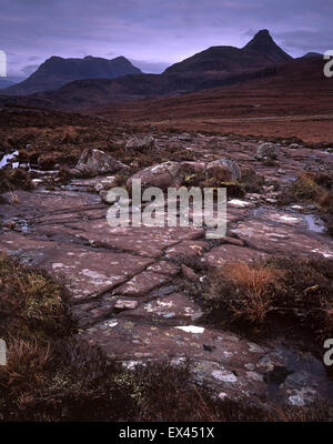 Il drammatico contorno di Stac Pollaidh e Cul Mor nel gloaming. Foto Stock