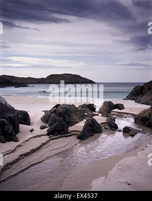 Paesaggio lungo la costa vicino a Lochinver nelle Highlands nordoccidentali della Scozia, Regno Unito. Foto Stock