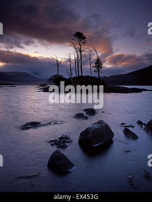 Tramonto sul Loch Assynt, Lochinver, Northwest Highlands della Scozia Foto Stock