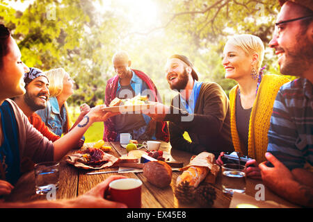 Amico celebrare la festa gioiosa Picnic Lifestyle concetto potabile Foto Stock