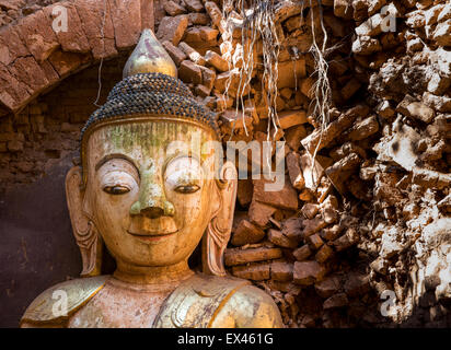 Statua di Budda nelle rovine di Indein vicino Lago Inle, Stato Shan, Myanmar Foto Stock