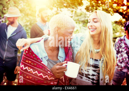 Gli amici all'aperto Camping Holiday allegro concetto Foto Stock