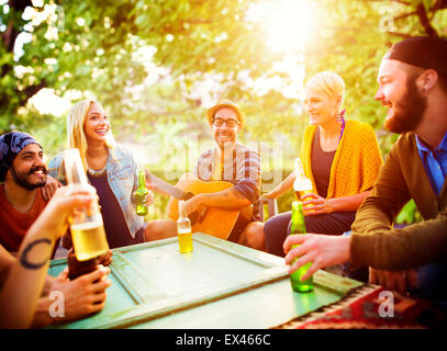 Diverse persone amici appendere fuori a bere Concept Foto Stock