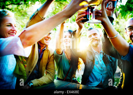 Gli amici di partito celebrazione all'aperto concetto di felicità Foto Stock