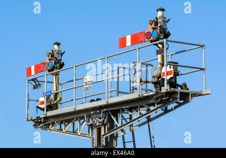 Vecchio stile semaforo meccanica segnali di stop su una ferrovia britannica, sia in posizione di arresto, in Inghilterra, Regno Unito. Foto Stock