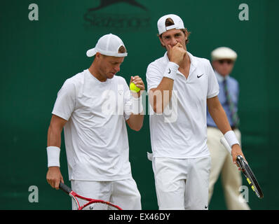 Il torneo di Wimbledon, Londra, Regno Unito. 6 Luglio, 2015. Campo da tennis, Wimbledon, Mens raddoppia: Lleyton Hewitt (AUS) (L) e il suo partner Thanasi Kokkinakis (AUS) Credito: Henk Koster/Alamy Live News Foto Stock