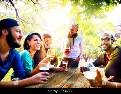 Diverse persone amici appendere fuori a bere Concept Foto Stock