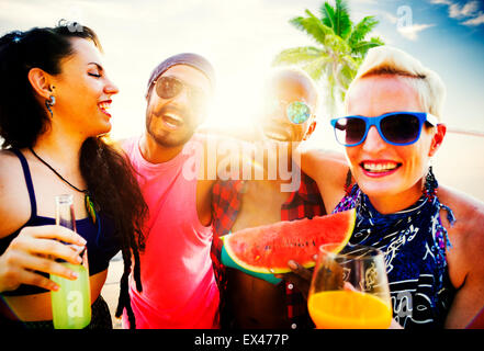 Gli amici una vacanza di spiaggia rilassante Concetto di refrigerazione Foto Stock