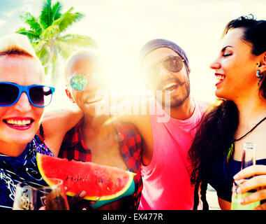Gli amici una vacanza di spiaggia rilassante Concetto di refrigerazione Foto Stock