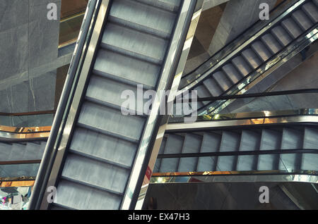 Escalator in negozio. Elemento di design. Foto Stock