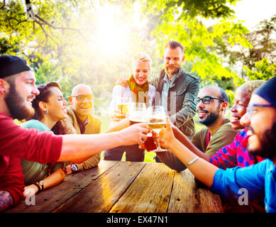 Diverse persone amici appendere fuori a bere Concept Foto Stock