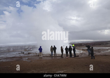 L'Islanda. 7 apr, 2015. Gullfoss (Golden cade) è una cascata che si trova nel canyon di HvÃ-tÃ¡ fiume nel sud-ovest dell'Islanda. Gullfoss è parte del cerchio d'oro e una delle più popolari attrazioni turistiche in Islanda. Strokkur, uno di Islanda più famoso geyser, situato nell'area geotermale accanto al HvÃ-tÃ¡ est del fiume di ReykjavÃ-k. Strokkur erutta circa ogni 4 a 8 minuti per l'altezza di 15 ''" 20 m, di tanto in tanto fino a 40 m, Islanda. © Veronika Lukasova/ZUMA filo/Alamy Live News Foto Stock