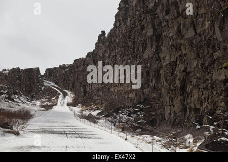 L'Islanda. 7 apr, 2015. Vista del natonal park Ãžingvellir. Si trova in una valle del Rift che segna la cresta del crinale Mid-Atlantic, Islanda. © Veronika Lukasova/ZUMA filo/Alamy Live News Foto Stock