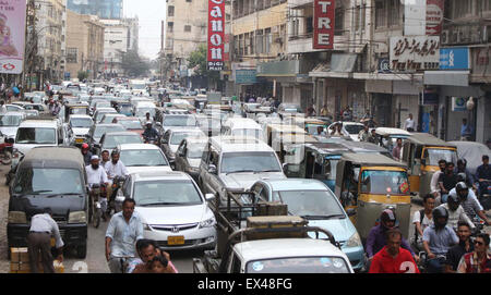 Un gran numero di veicoli sono bloccati nel traffico inceppamento prima Iftar temporizzazione, vicino a Zainab Mercato di Karachi il lunedì, 06 luglio, 2015. Foto Stock