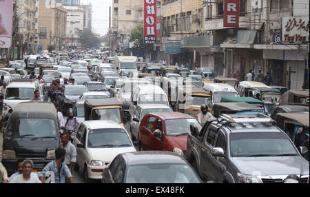 Un gran numero di veicoli sono bloccati nel traffico inceppamento prima Iftar temporizzazione, vicino a Zainab Mercato di Karachi il lunedì, 06 luglio, 2015. Foto Stock