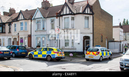 Westcliff on Sea, Essex, Regno Unito. 6 Luglio, 2015. La polizia ha lanciato un'indagine per omicidio dopo che un uomo è stato trovato pugnalato all'interno di una casa in Beedell Avenue, Westcliff. Credito: darren Attersley/Alamy Live News Foto Stock