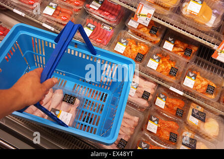 Il cliente selezionando le carni imballate in sezione refrigerata di Albert Heijn supermercato Foto Stock