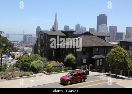 San Francisco street scene da Nob Hill con il centro in background. Foto Stock