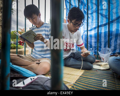 Bangkok, Bangkok, Thailandia. 6 Luglio, 2015. Gli studenti devono sostenere in una simulazione di cella di prigione a richiamare l attenzione sul flagello di altri studenti arrestati per gli oneri relativi al gruppo politico. Più di un centinaio di persone si sono riuniti presso Università di Thammasat a Bangkok lunedì per mostrare il supporto per 14 studenti arrestati due settimane fa. Gli studenti sono stati arrestati per aver violato gli ordini contro il gruppo politico. Esse devono affrontare processo penale nei tribunali militari. Credito: ZUMA Press, Inc./Alamy Live News Foto Stock