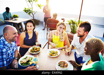 Diverse persone amici appendere fuori a bere Concept Foto Stock