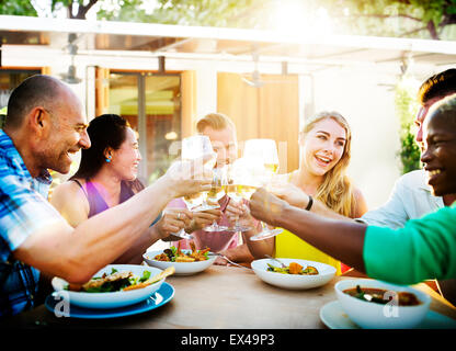 Diverse persone amici appendere fuori a bere Concept Foto Stock