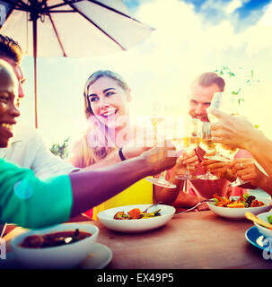 Diverse persone amici appendere fuori a bere Concept Foto Stock