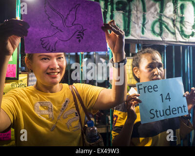 Bangkok, Bangkok, Thailandia. 6 Luglio, 2015. Le donne di stand a sostegno di 14 università Thailandese studenti arrestati due settimane fa per violare il divieto di ordini di gruppo politico in Thailandia. Più di un centinaio di persone si sono riuniti presso Università di Thammasat a Bangkok lunedì per mostrare il loro sostegno per gli studenti. Esse devono affrontare processo penale nei tribunali militari. Gli studenti' sostenitori sono mettendo su ''Post It'' note attorno a Bangkok e campus universitari fino paese richiamando per studenti di rilascio. Credit: Jack Kurtz/ZUMA filo/Alamy Live News Foto Stock